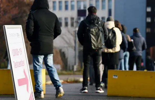 Очередь в центр испытаний COVID-19 в Берлине, Германия / Reuters