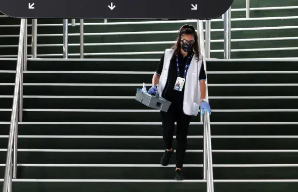 Врач несёт тесты на COVID-19​&nbsp;/ Reuters
