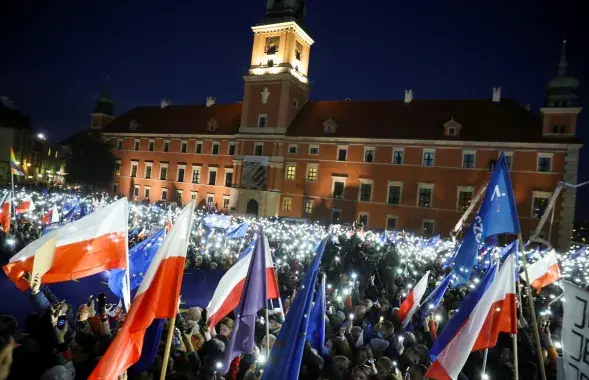Мітынг у падтрымку сяброўства Польшчы ў Еўрапейскім саюзе пасля таго, як Канстытуцыйны трыбунал краіны пастанавіў аб вяршэнстве Канстытуцыі над заканадаўствам ЕС, падрываючы ключавы прынцып еўрапейскай інтэграцыі. Варшава, 10 кастрычніка 2021 года / Reuters