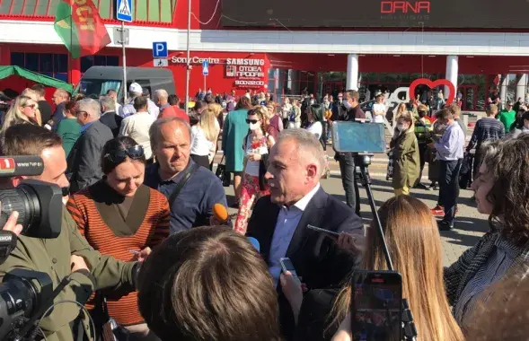 Михаил Орда на первом массовом пикете в Минске по сбору подписей за руководителя государства / Еврорадио