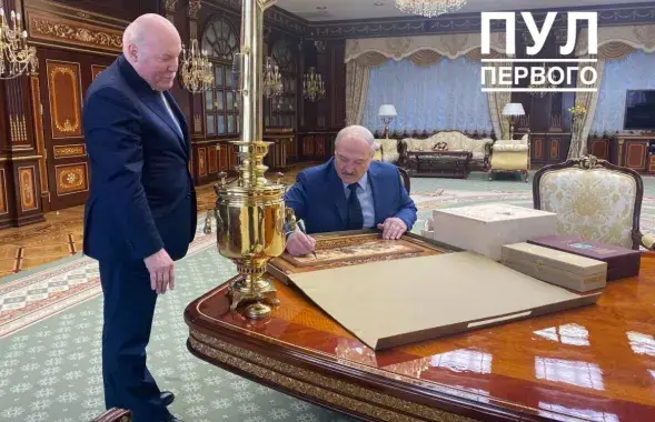 Мезенцев ждёт, пока Лукашенко подпишет подарок / @pul_1​