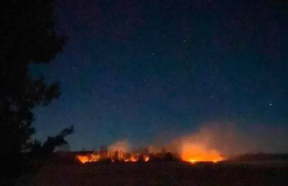Зарево от вспышки при падении самолёта под Лунинцем​