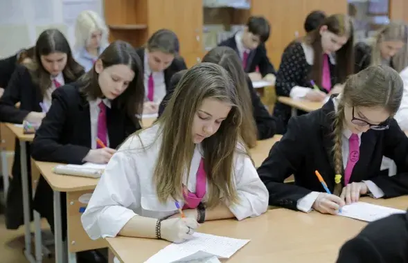 Па беларускай і рускай мовах школьнікам гэтым разам прапануюць напісаць пераказ, а не дыктоўку / sb.by
