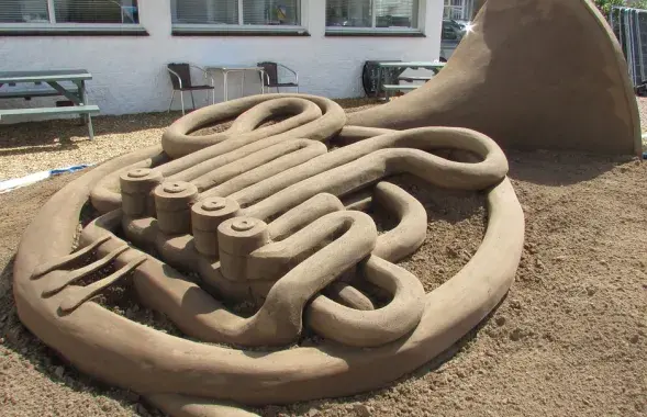 French horn made of sand&nbsp;/ pixabay.com​