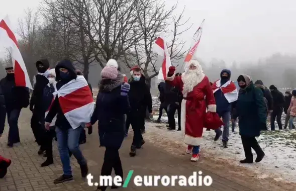 Дед Мороз с протестующими