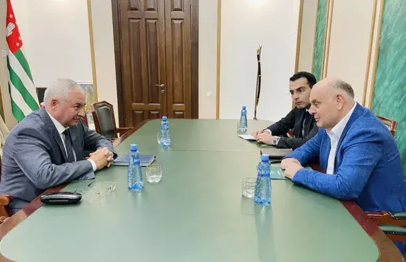 Віктар Шэйман на сустрэчы з Асланам Бжанія і Іналам Ардзінбам /&nbsp;presidentofabkhazia.org