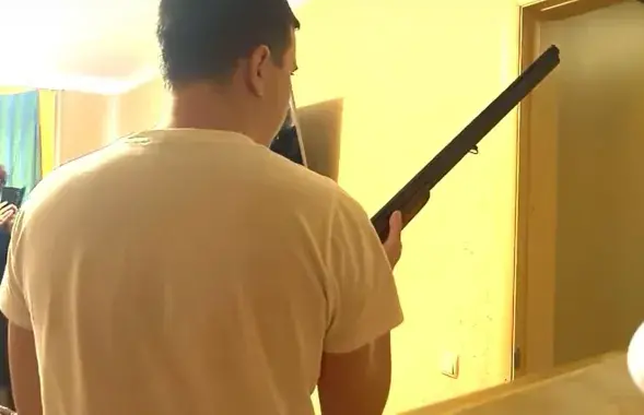 Жонка Андрэя Зэльцэра здымала тое, што адбываецца, на тэлефон, але ў афіцыйную відэаверсію кадры з яе тэлефона, мяркуючы па ўсім, не патрапілі / скрыншот відэа