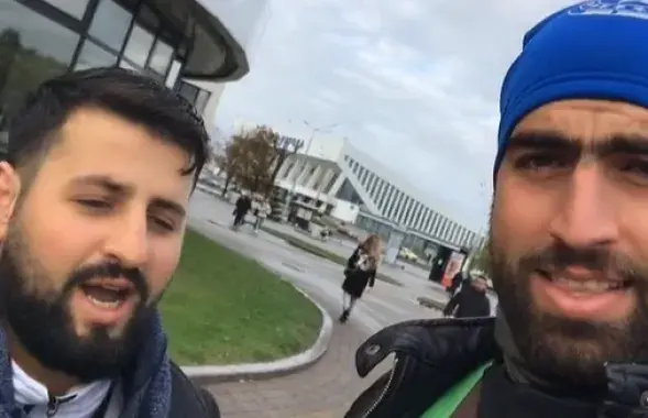 Мухамад Ал-Кадры з сябрам каля мінскага Палаца спорту / tiktok.com/@mohamadalkadree