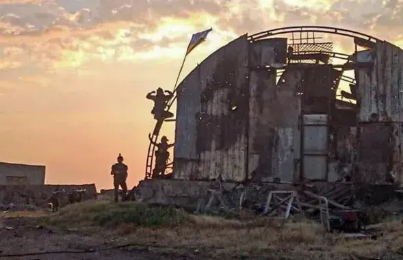 Жёлто-голубой флаг над Змеиным / facebook.com/GeneralStaff.ua​