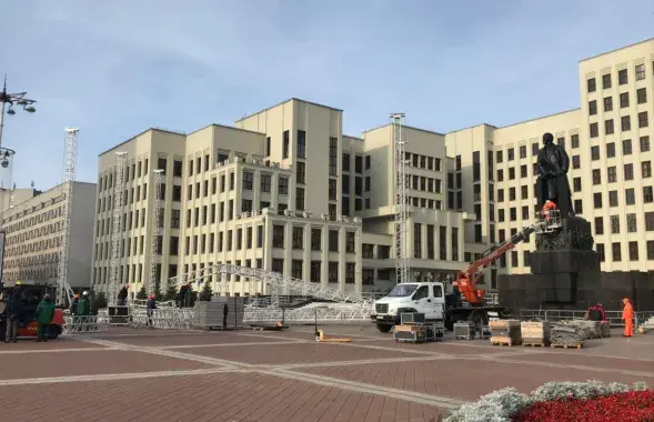 Workers are disassembling a stage in Independence Square in Minsk&nbsp;/ Euroradio