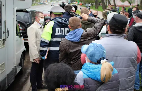 Супрацоўнік ДАІ і пратэстоўцы / " Магілёўская вясна"