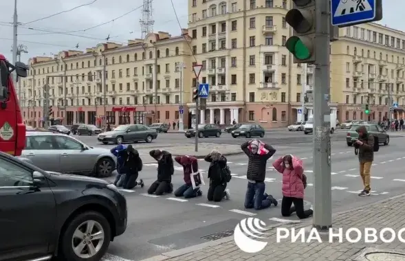 Студэнты на каленях перакрываюць дарогу / Скрыншот з відэа