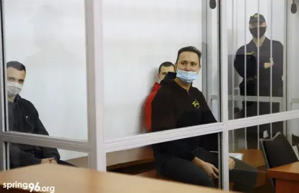 В центре политзаключенный Денис Граханов, справа Игорь Самусенко, слева Владислав Гулис / spring96.org​