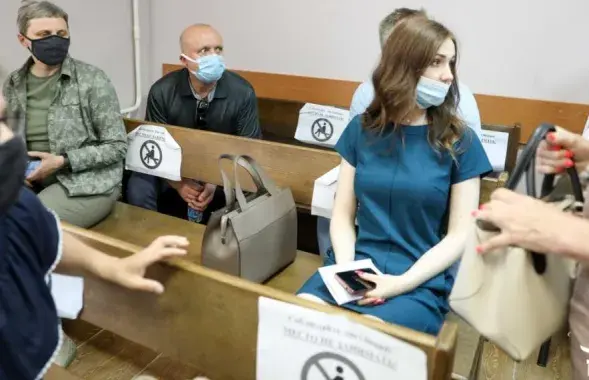 Гаспадыня кватэры Вольга Сінялёва (злева) цяпер знаходзіцца ў дэкрэтным адпачынку / svaboda.org​