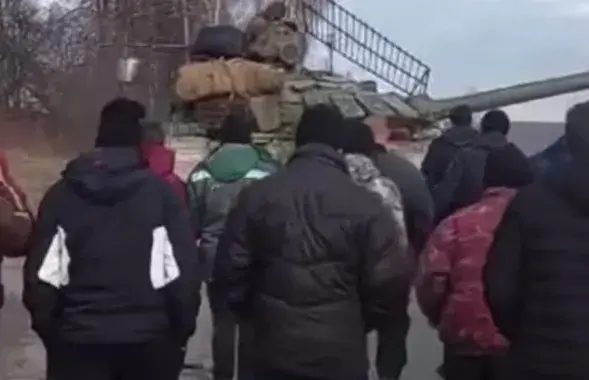 С голыми руками на танки / Скриншот из&nbsp;видео