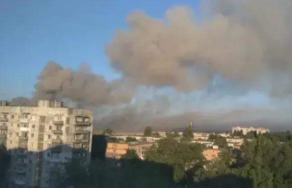 Горят российские военные склады в Шахтерске / Фото из соцсетей