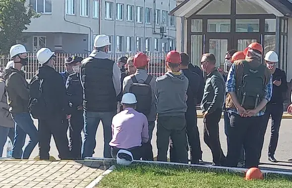 Шахтёры, пришедшие поддержать Олега Кудёлку / t.me/stachkom​