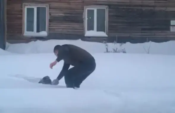 Таксист вытаскивает из снега школьника / Скриншот с видео​