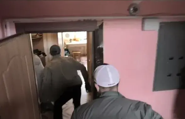Штурм квартиры Андрея Зельцера / кадр из видео​