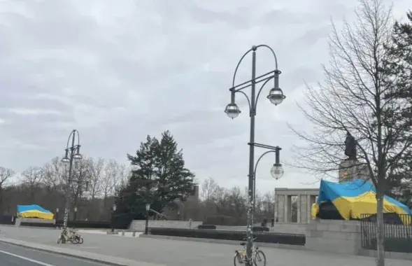 Танкі ля мемарыяла савецкім воінам у Берліне / Фота з сацсетак