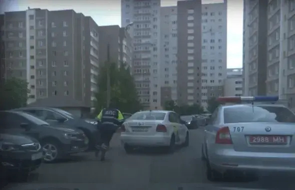 Задержание пьяного таксиста в Минске / Кадр с видеорегистратора​