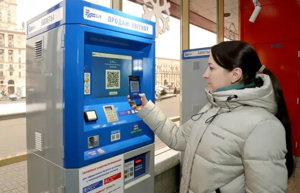 Билет на электричку можно сейчас купить через терминалы с QR-кодом / rw.by
