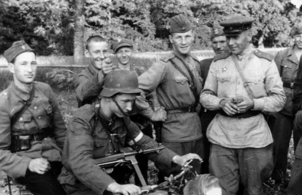Советские солдаты посещают партизанский отряд базы из Кедива Вильнюсского окружного командования Армии Крайовой во время кампании "Буря", 14 июля 1944 года / Zygmunt Zniszczyński / Ośrodek KARTA