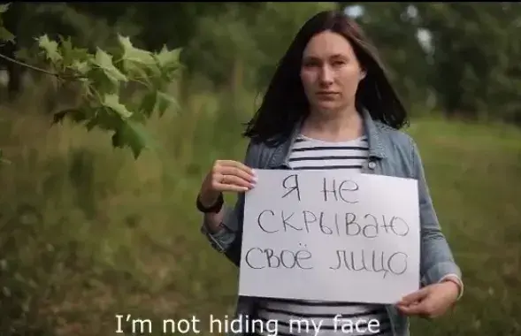 Белоруски спросили у омоновцев, помнят ли те присягу / Кадр​ из видео