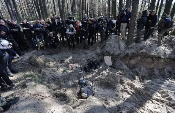 Журналисты возле братской могилы / twitter.com/u24_news​