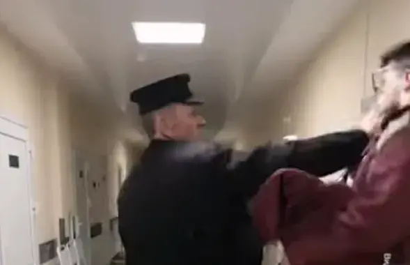 Пьяный поклонник Лукашенко напал на врача / кадр из видео
