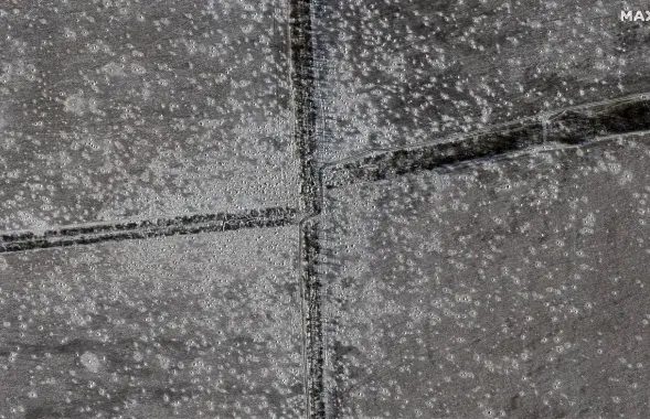 Варонкі ад снарадаў ля дарогі на Салядар /&nbsp;twitter.com/Maxar
