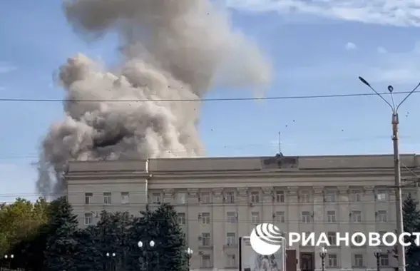 Взрывы прогремели рядом с областной администрацией / @rian_ru
