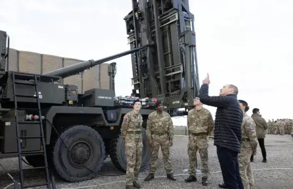 Прынц Уільям на вайсковай базе на мяжы з Украінай&nbsp;/ PA Media
