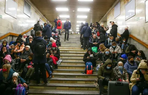 Люди прячутся от обстрелов в метро Киева / Reuters
