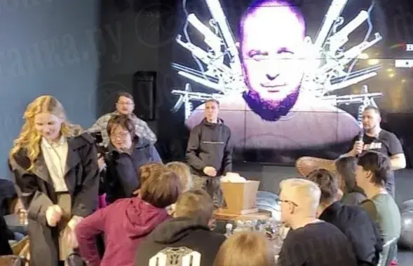 Выбухоўка была ў статуэтцы, якую блогеру перадала дзяўчына /&nbsp;@fontankaspb
