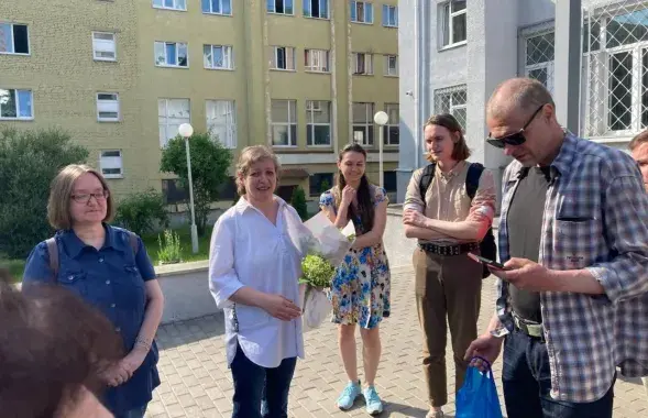 Татьяна Водолажская (с цветами) после суда