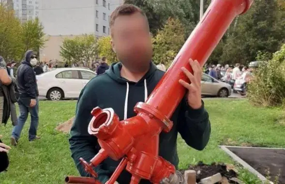 Никита Игнатюк с гидрантом / Фото из соцсетей​