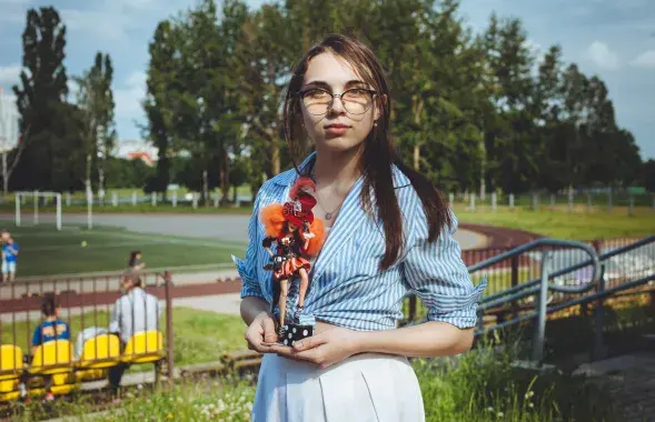 Улада &mdash; дыслексік і &quot;троечніца&quot; ў школе. Але гэта не перашкаджае ёй&nbsp;ствараць фантастычныя лялькі і вучыцца на мадэльера / фота Аляксандра Васюковіча / Еўрарадыё