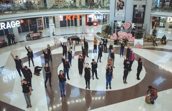 Танцавальны флэшмоб One Billion Rising ў гандлёвым цэнтры &quot;Сталіца&quot; ў Мінску 14 лютага 2020 года / Аляксандр Васюковіч / Еўрарадыё