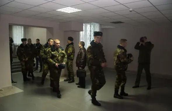 Салдаты чакаюць паседжання па &quot;справе Коржыча&quot;, 2018 год / Здымак носіць ілюстрацыйны характар, Еўрарадыё