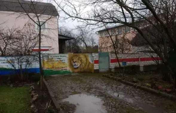 За чырвоную паласу на плоце пенсіянера аштрафавалі на 435 рублёў / @navinyonline​