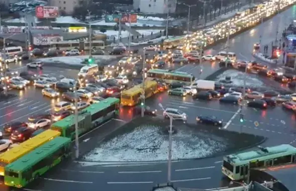 Такая пробка возникла на пересечении проспекта Пушкина и улицы Притыцкого вечером в понедельник.​