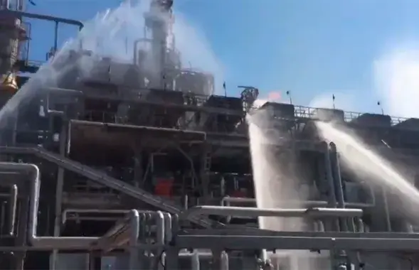 Пожар на Новошахтинском НПЗ / Кадр из видео