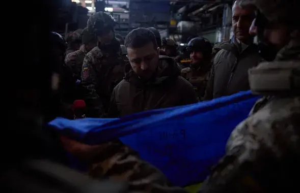 Абаронцы Бахмута перадаюць Зяленскаму сцяг для Кангрэса ЗША /&nbsp;@V_Zelenskiy_official
