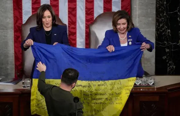 Флаг от военных из Бахмута в Конгрессе США / АР
