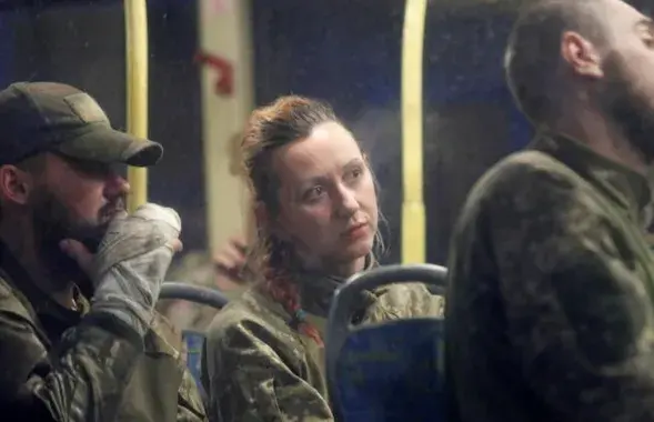 Украинские бойцы после выхода с "Азовстали"​ / twitter.com/Reuters