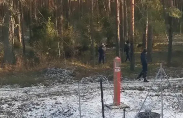 Белорусские пограничники, снятые с польской стороны границы / кадр из видео