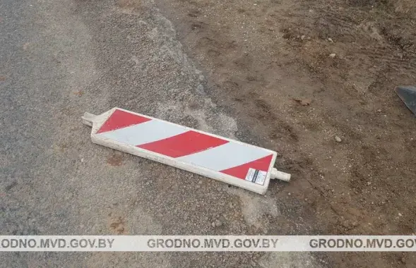 Мужчина бросил дорожный знак в машину / grodno.mvd.gov.by​