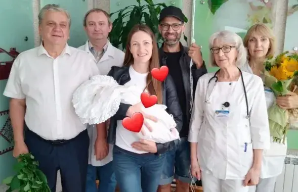 Дар'я Домрачава і Уле Эйнар Б'ёрндален з дачкой і медыкамі 5-й бальніцы Мінска