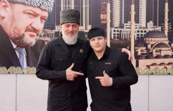 Адам Кадыраў(справа) са сваяком дэпутатам Дзярждумы Адамам Дэлімханавым
